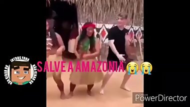 Cara do youtube dotado comendo a indiana