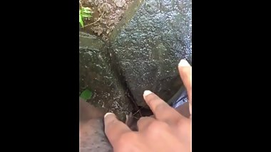 sri lankan girl outdoor pissing à¶šà·™à¶½à·Šà¶½à·™à¶šà·Š à¶‘à¶½à·’à¶ºà·š à¶‰à¶¯à¶œà·™à¶± à¶ à·– à¶¯à·à¶±à·€à·