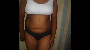 LADKI ki CHUT PER PANI NIKALA