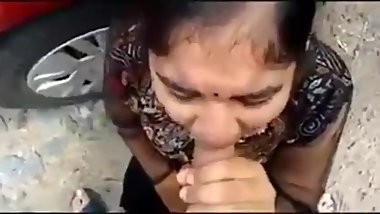 *FAVOURITE* - SEXY FRESHI BHABHI SUCKING OUTSIDE