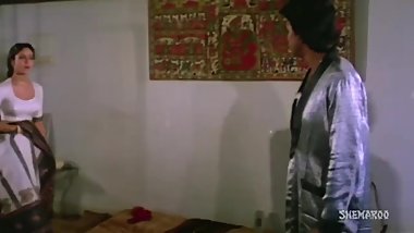 Hot Saree clad Indian Hottie displaying her hot body