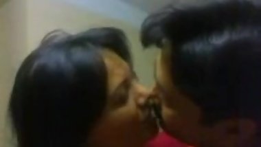 NAUGHTY INDIANS COUPLE KISSING VERY SENSUALLY