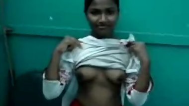 Indian Teen Sunitha flashes tits