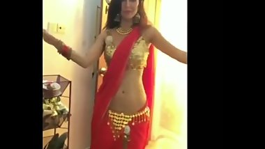 Desi sexy navel babe Naila nayem hot dance