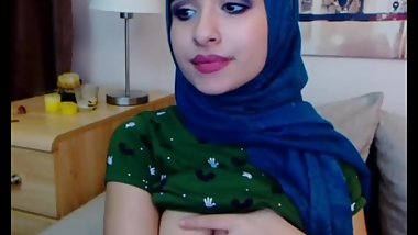 Arbic girl show her nipple and playing with nipples