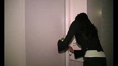 INDIAN ROOM MAID LETS HER SELF GET FUCKED FOR ONLY 50 EURO