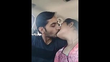 Car main mere husband ne kiss Karte huye