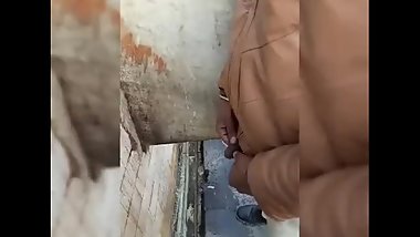 Indian pissing n pissing