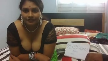 Aunty Showing