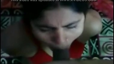 Indian aunty in red bra sucking boyfriend