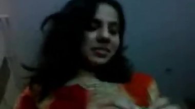 Beautiful punjabi kudi ko friend ne ghar aate hi chodha.....Horny girl chea