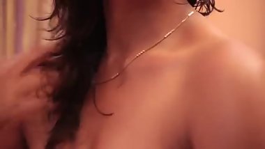 Gore cuche wali bhabhi