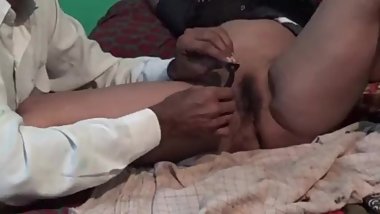 Pados ke aunty ki chut ka baal saaf kiya