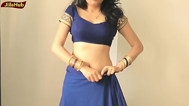 INDIAN SEXY WOMEN WEARING SAREE EXPOSING NAVEL